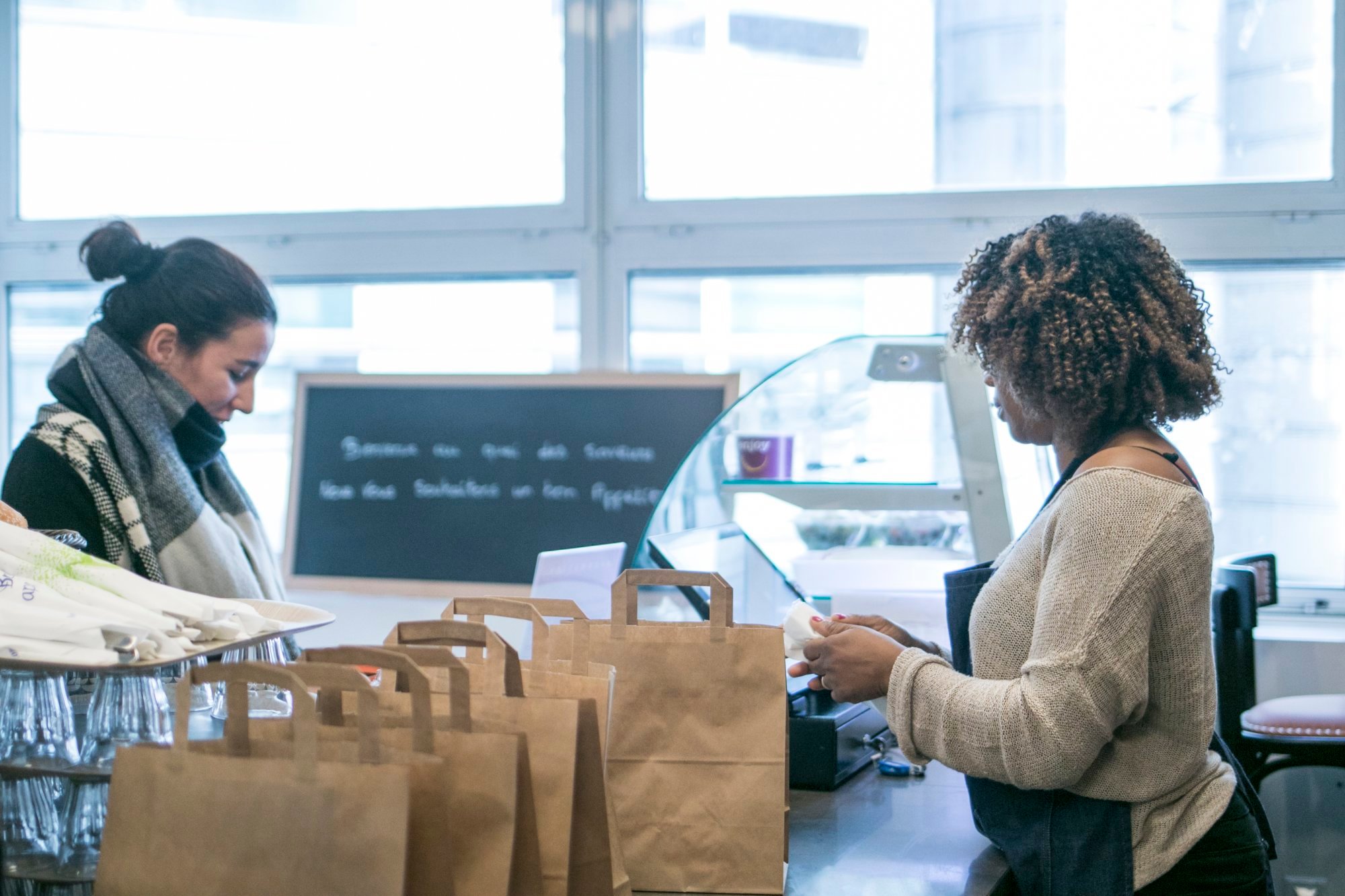 femmes dans une cantine femme-restaurant-cantine-photo-corporate.jpg