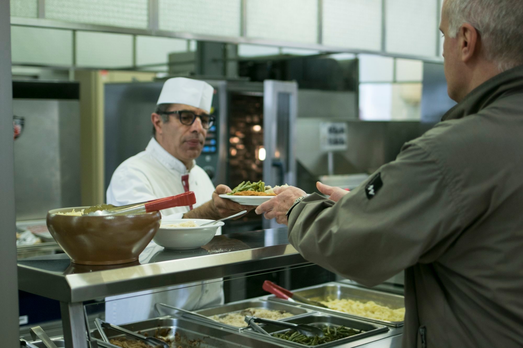 cantine serveur serveur-self-cantine-photo corporate.jpg