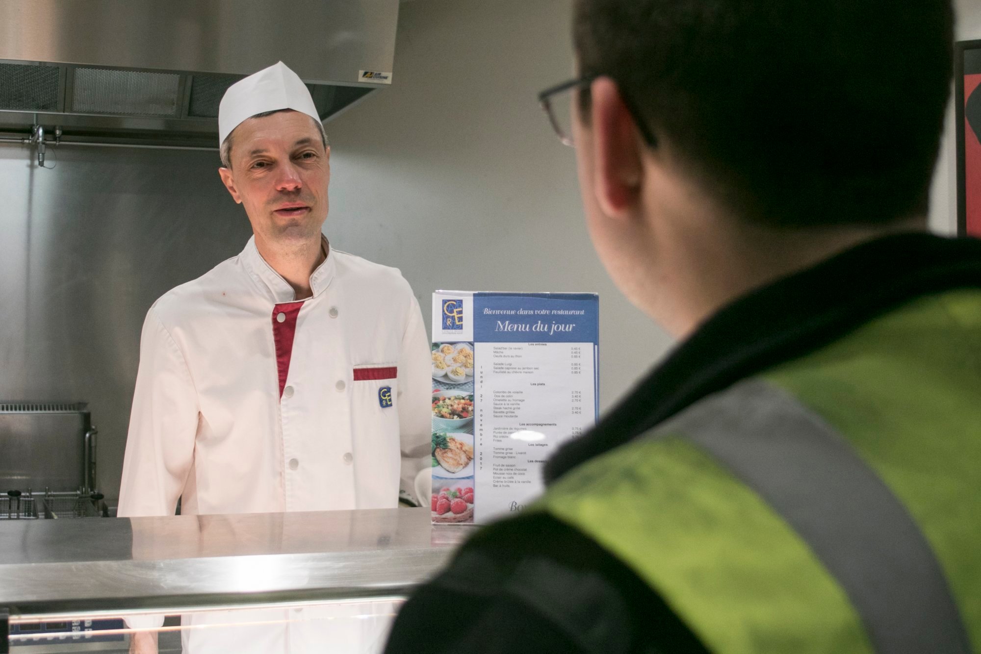 serveur dans une cantine employer-serveur-cantine-entreprise-photo-corporate.jpg