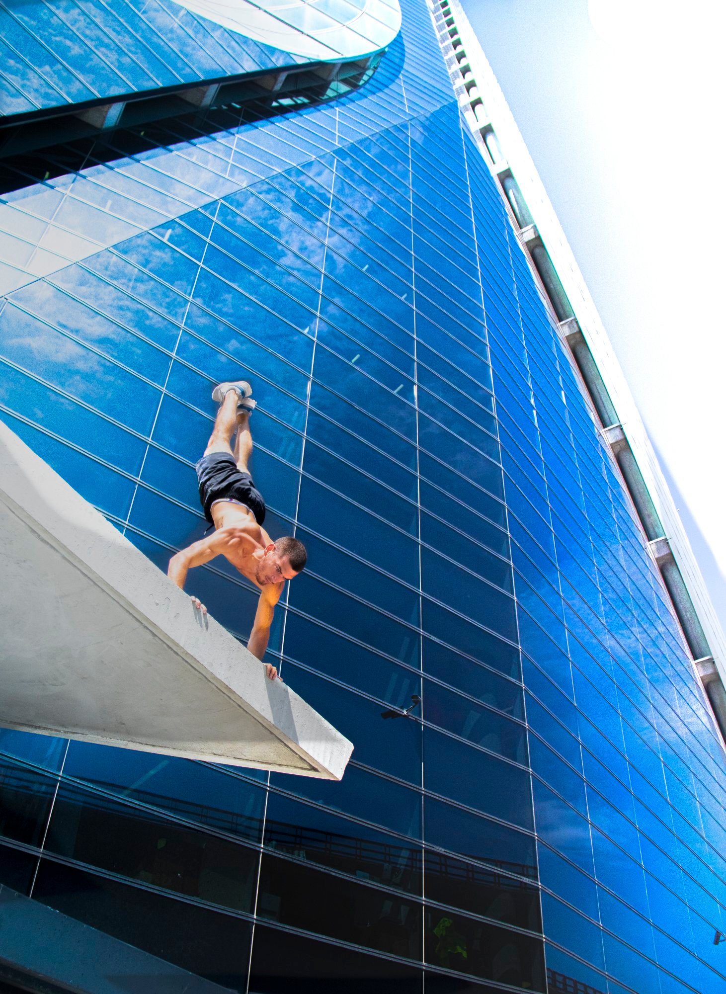 parcour immeuble immeuble-bleu-homme-parcour-sport-extreme