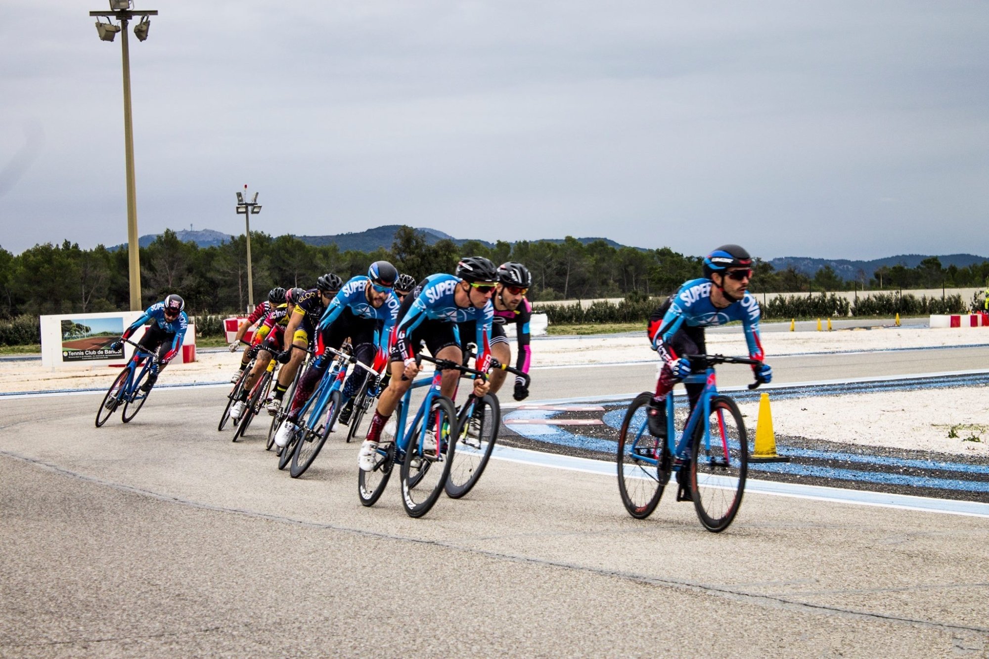 course redbull supernova-course-velo-pignon-fixe-bleu-evenement-sportif