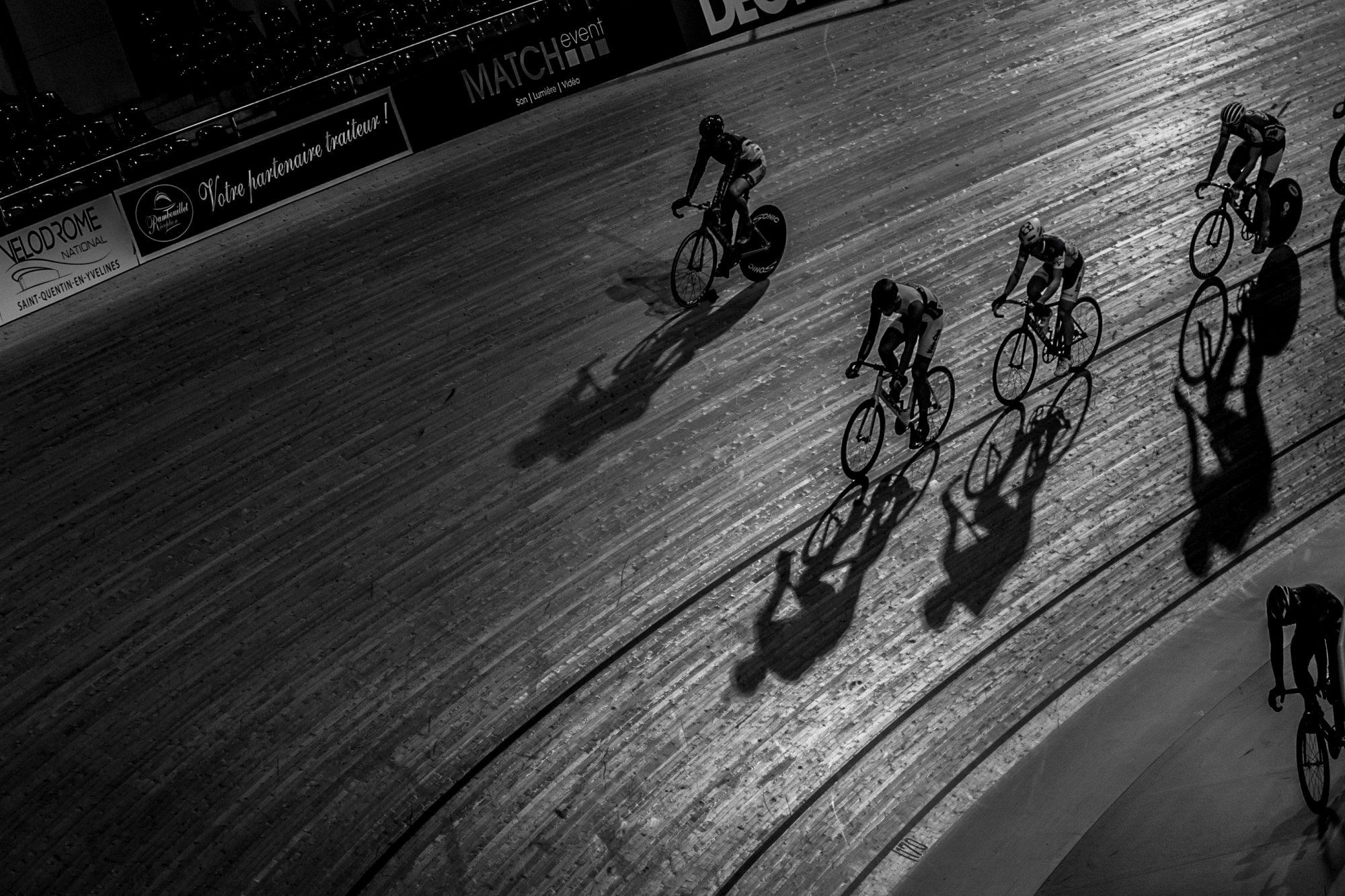 course cycliste course-piste-cycliste-noir-blanc-evenement-sportif
