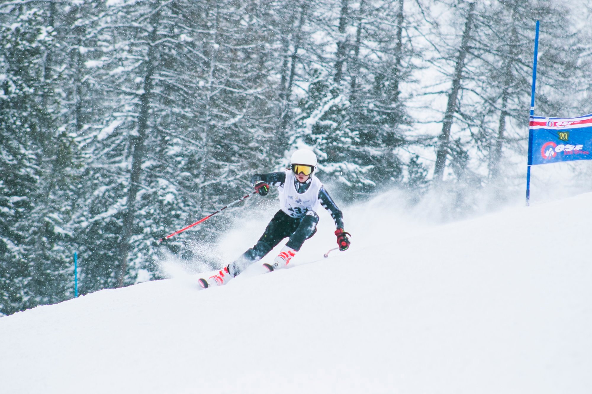 skieur competition ski-competition-alpes-neige-evenement-sportif