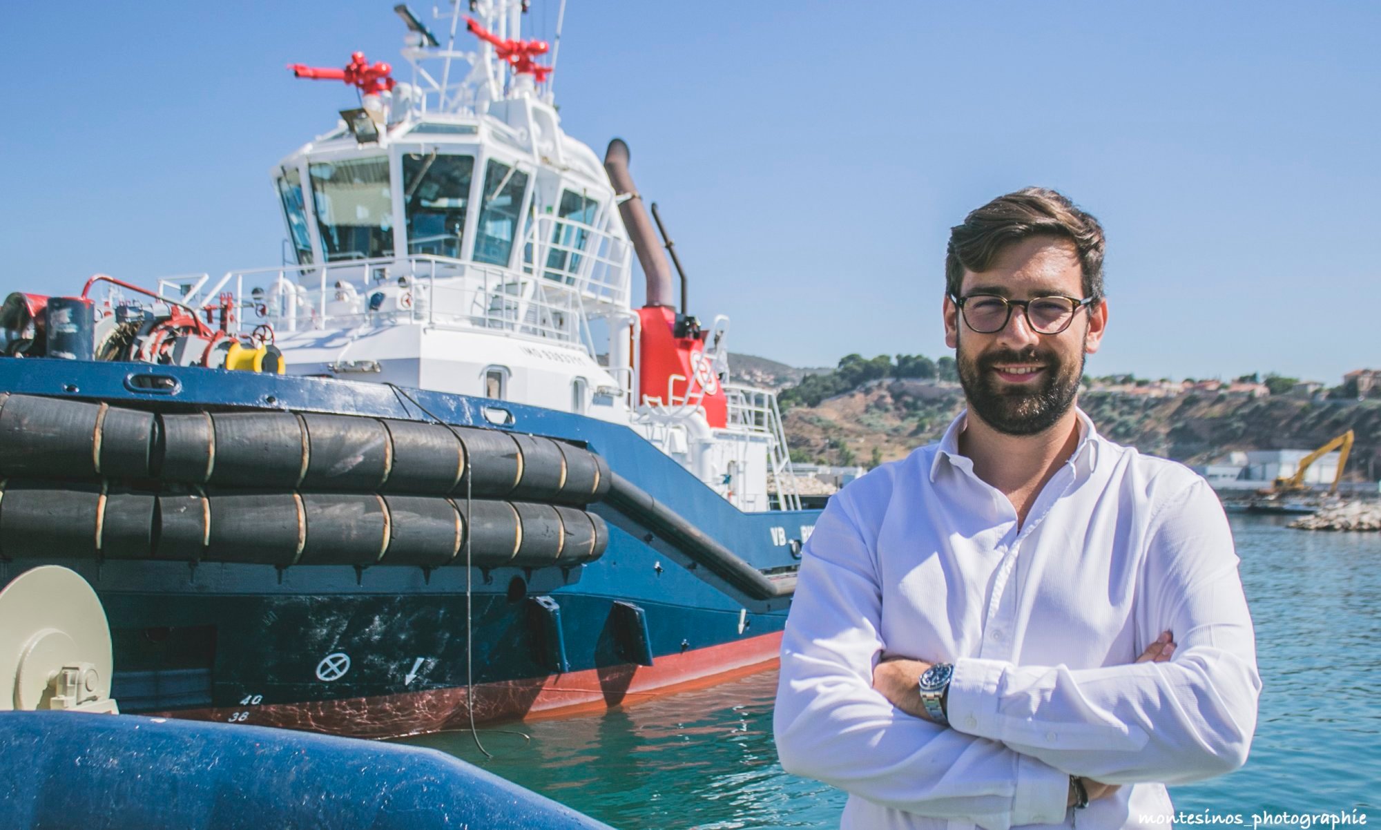 portrait devant bateau boluda portrait-homme-bateau-boluda-photo-corporate.jpg