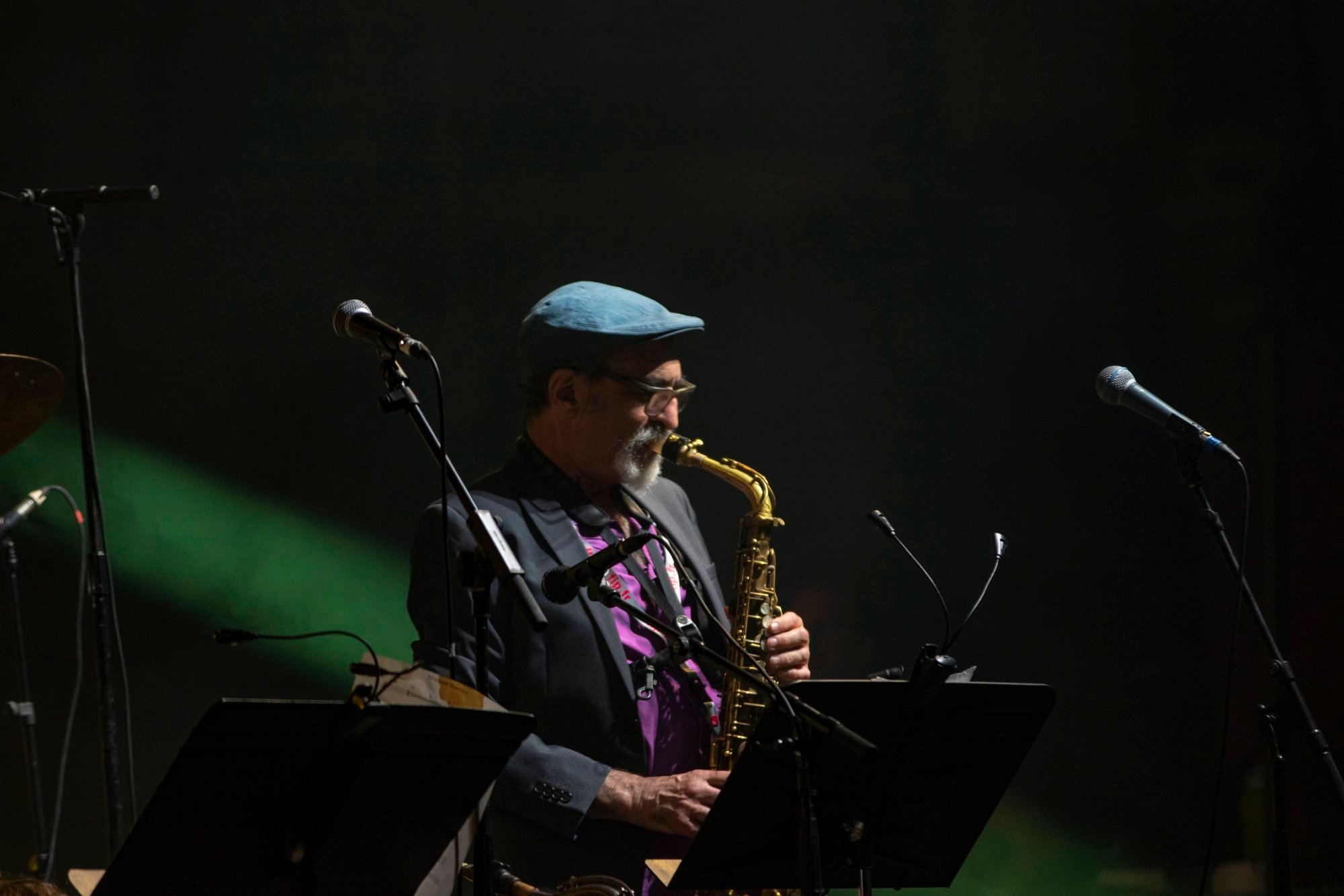 saxophoniste concert jazz-saxophone-vert-noir-photographe-professionnel-evenementiel.jpeg
