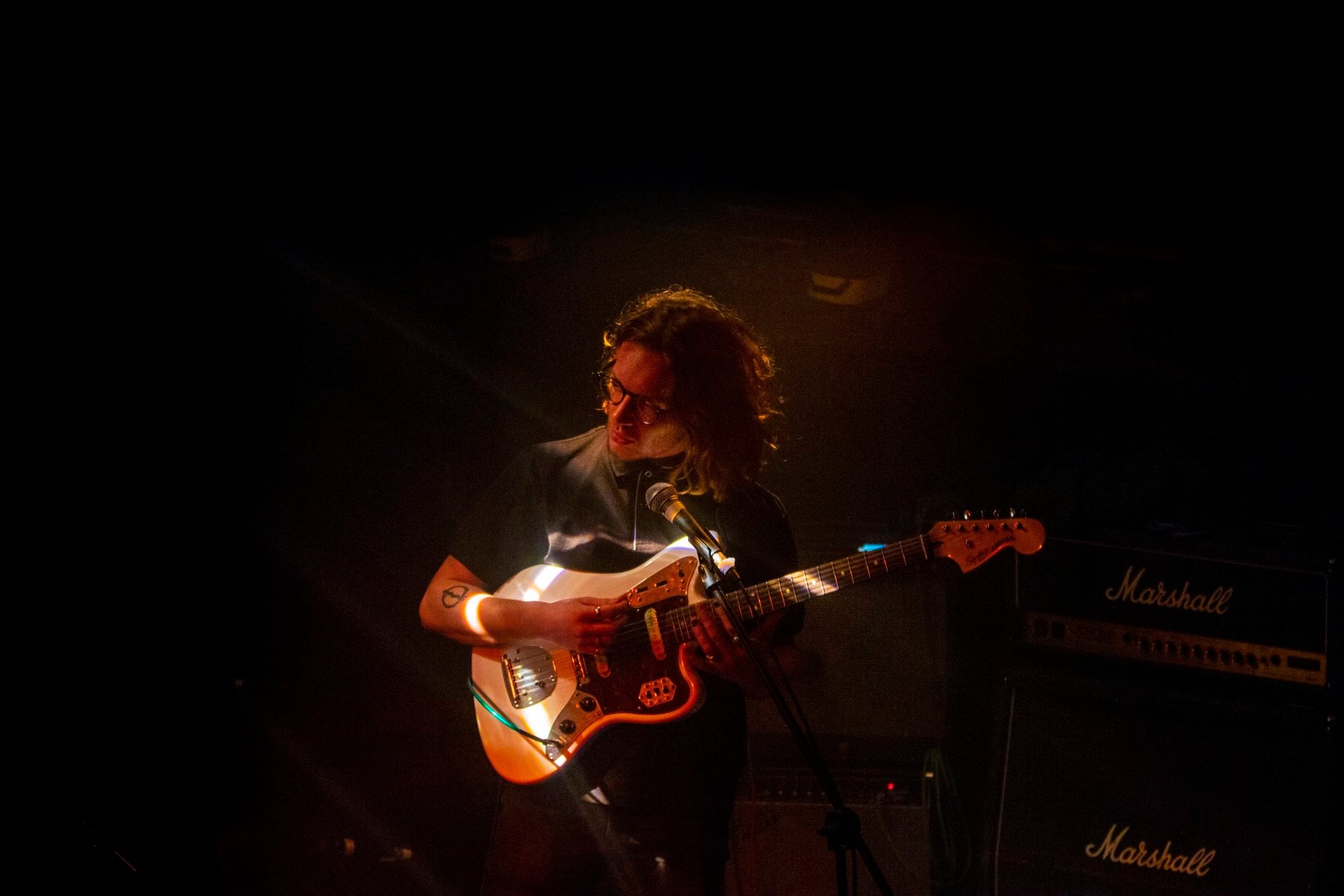 guitariste en concert guitariste-ombre-nuit-concert-photographe-professionnel-evenementiel.jpeg