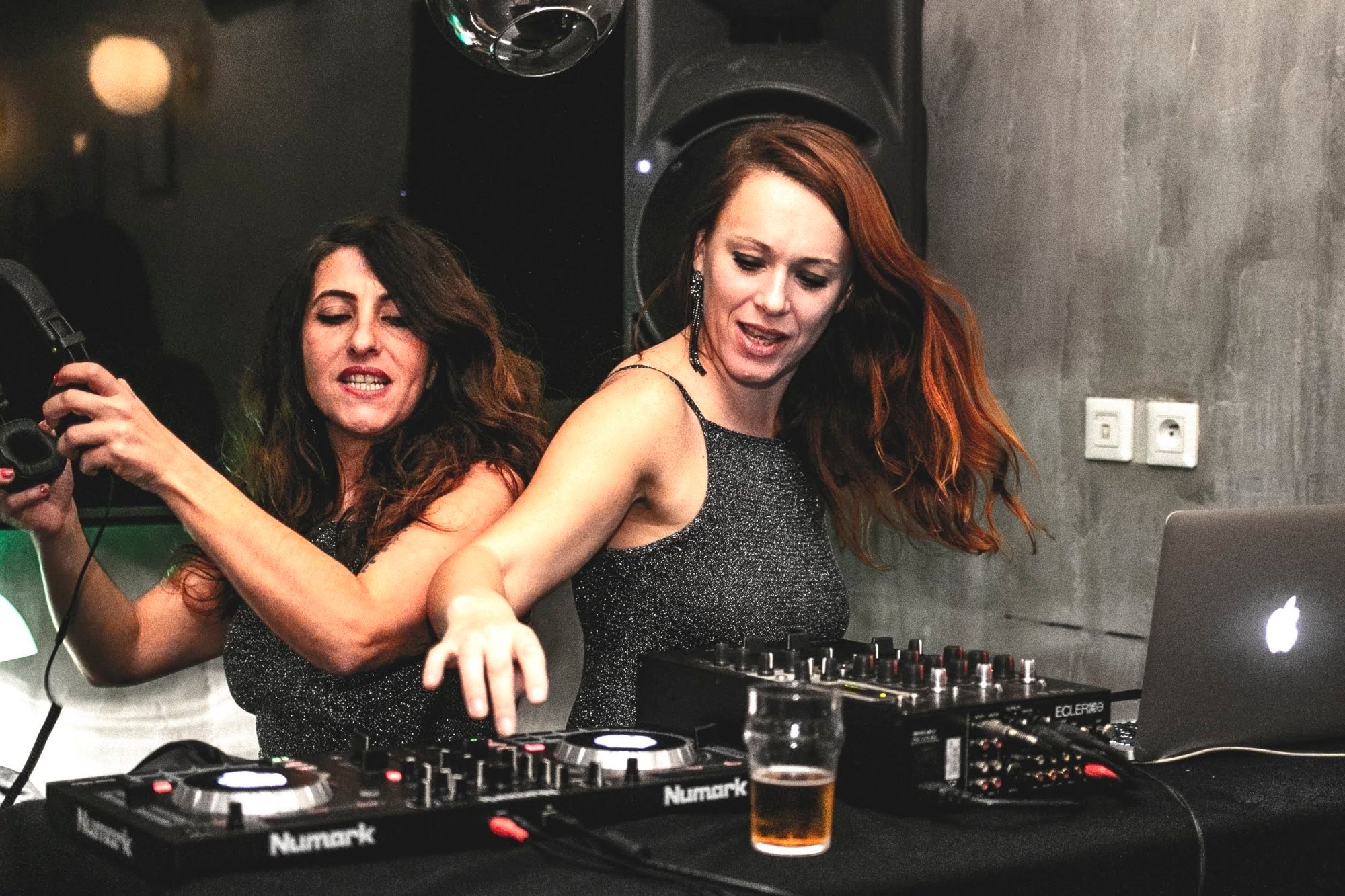 femme dj femme-dj-ordi-mixage-soiree-evenementiel