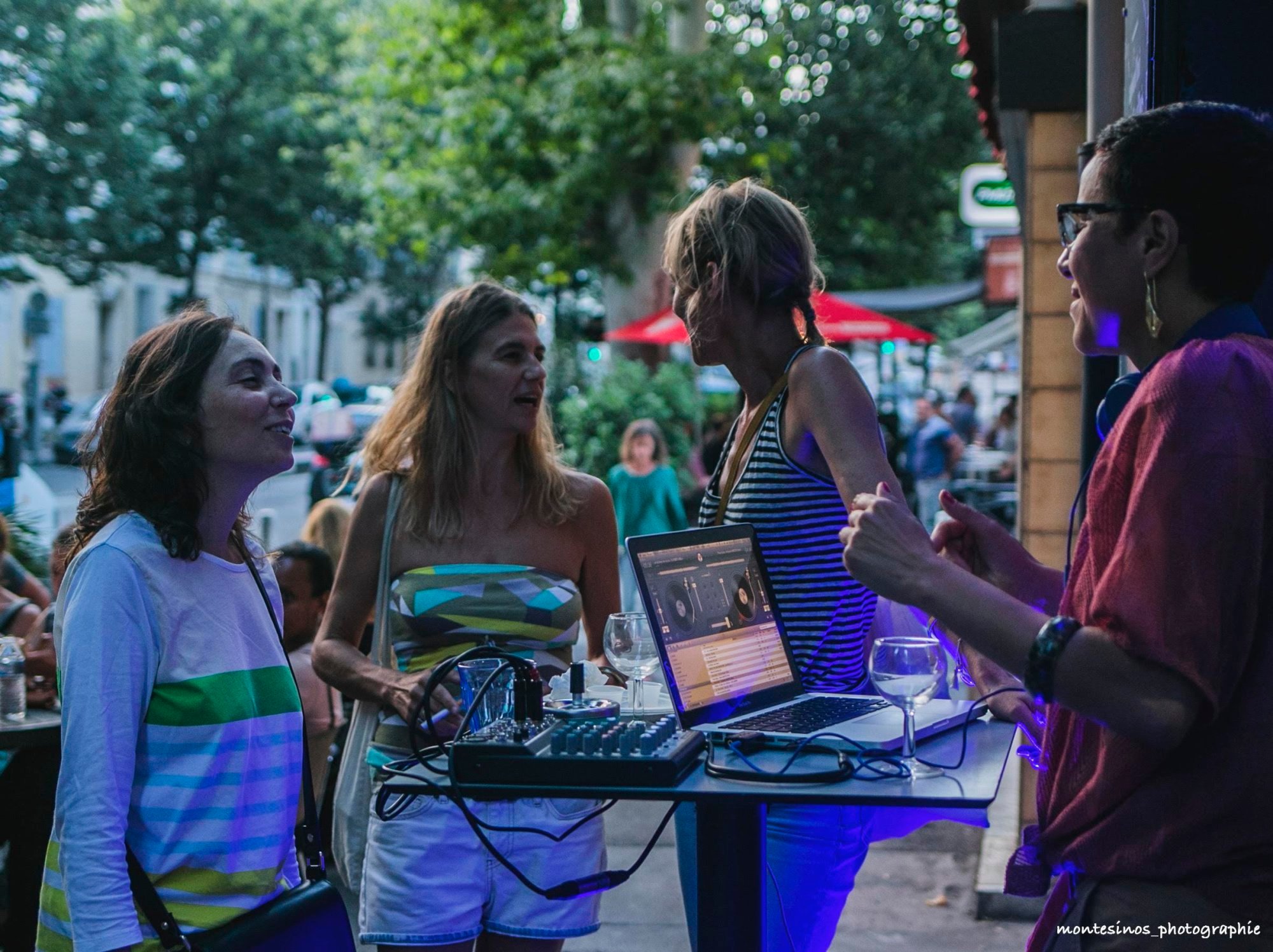evenement soirée femme et dj soirée-femme-bleu-dj-evenementiel.jpeg