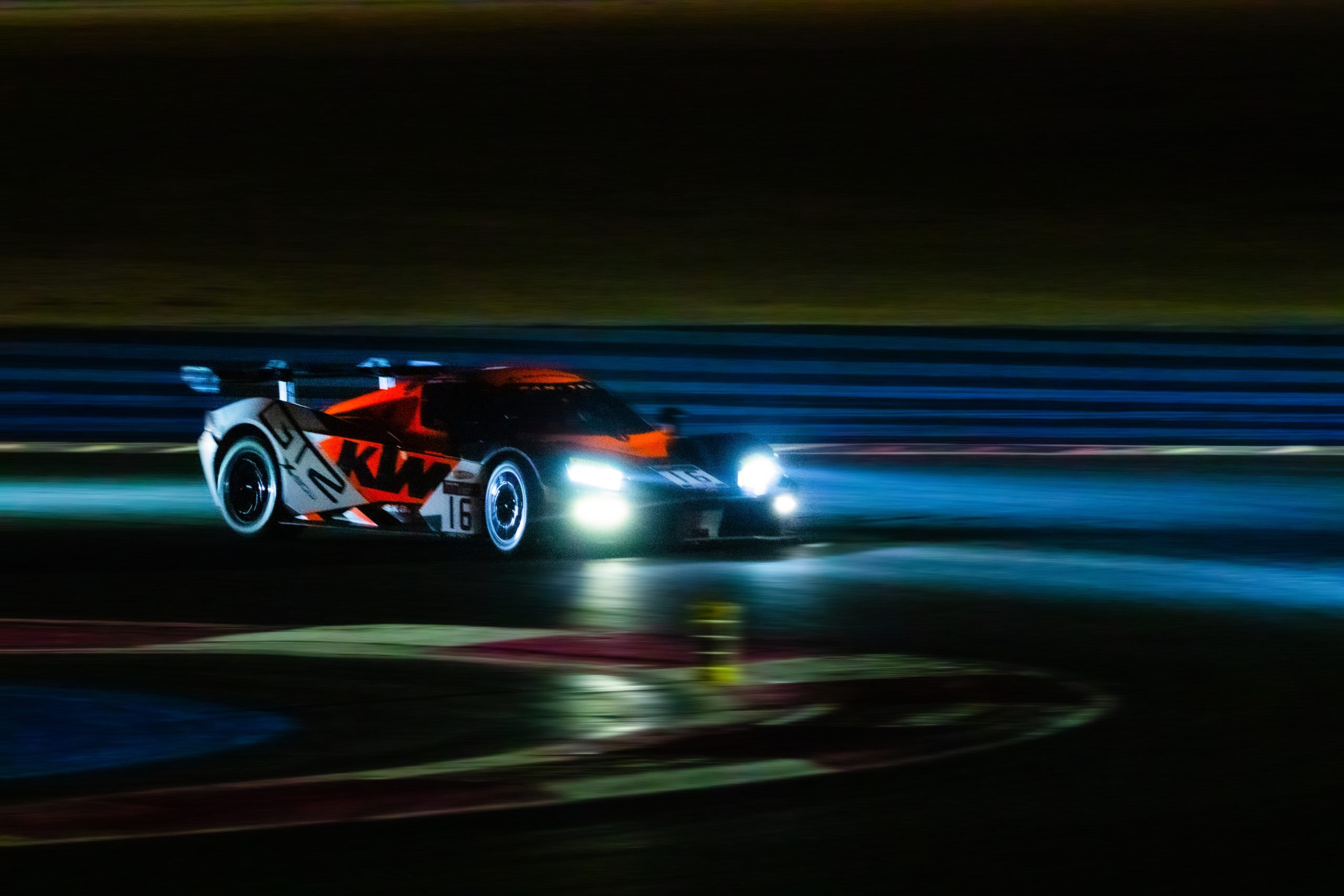 ktm au circuit paul ricard ktm-gt2-nuit-orange-circuit-paul-ricard